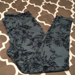 Like new, worn four times TC lularoe leggings.